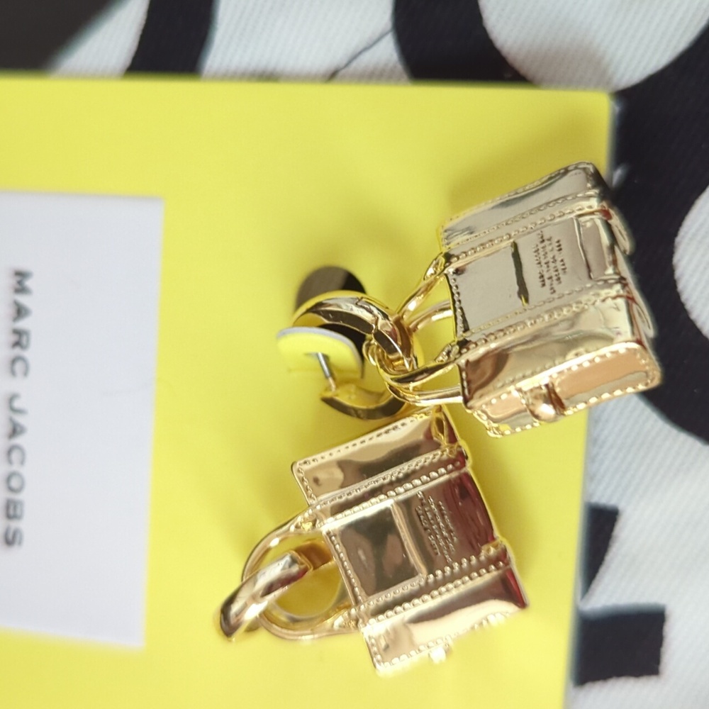NEW Marc Jacobs The Tote Bag Huggy Earrings Light Antique Gold - Picture 2 of 6